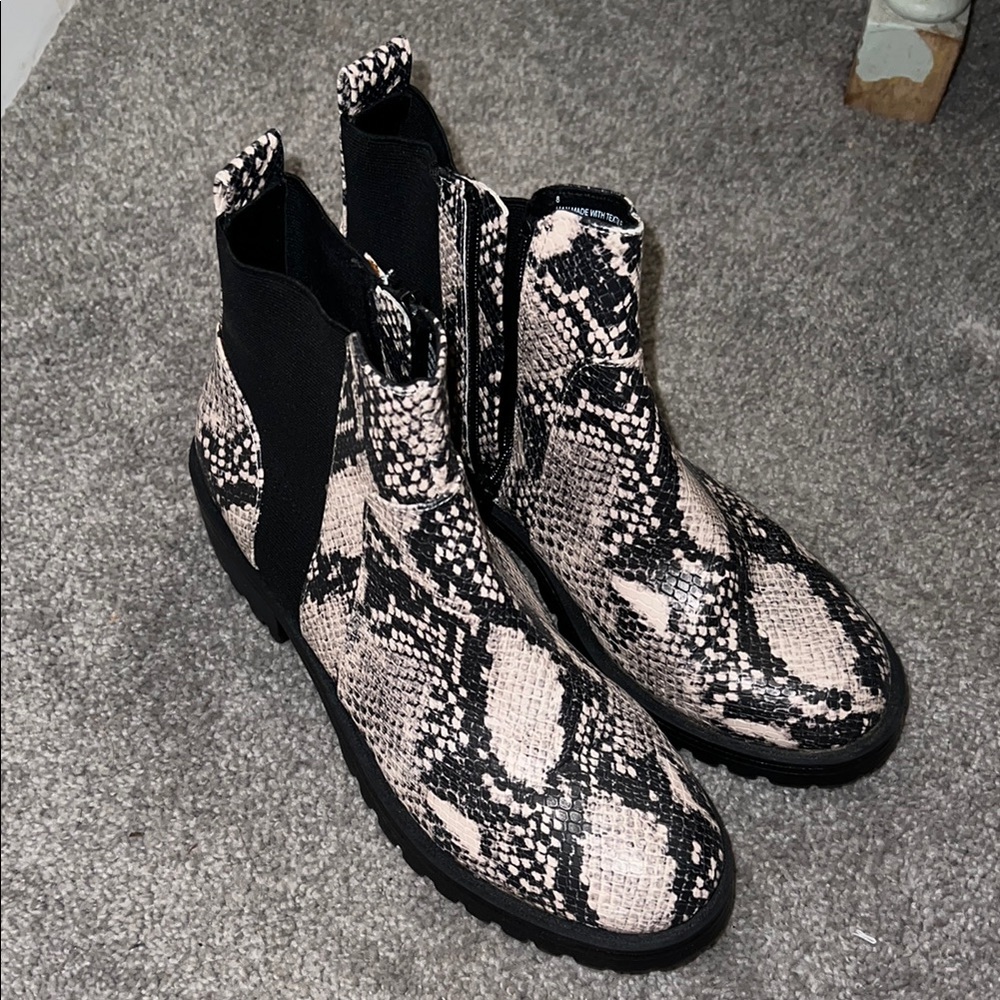 Universal Thread Black And White Ankle Boots With… - image 2